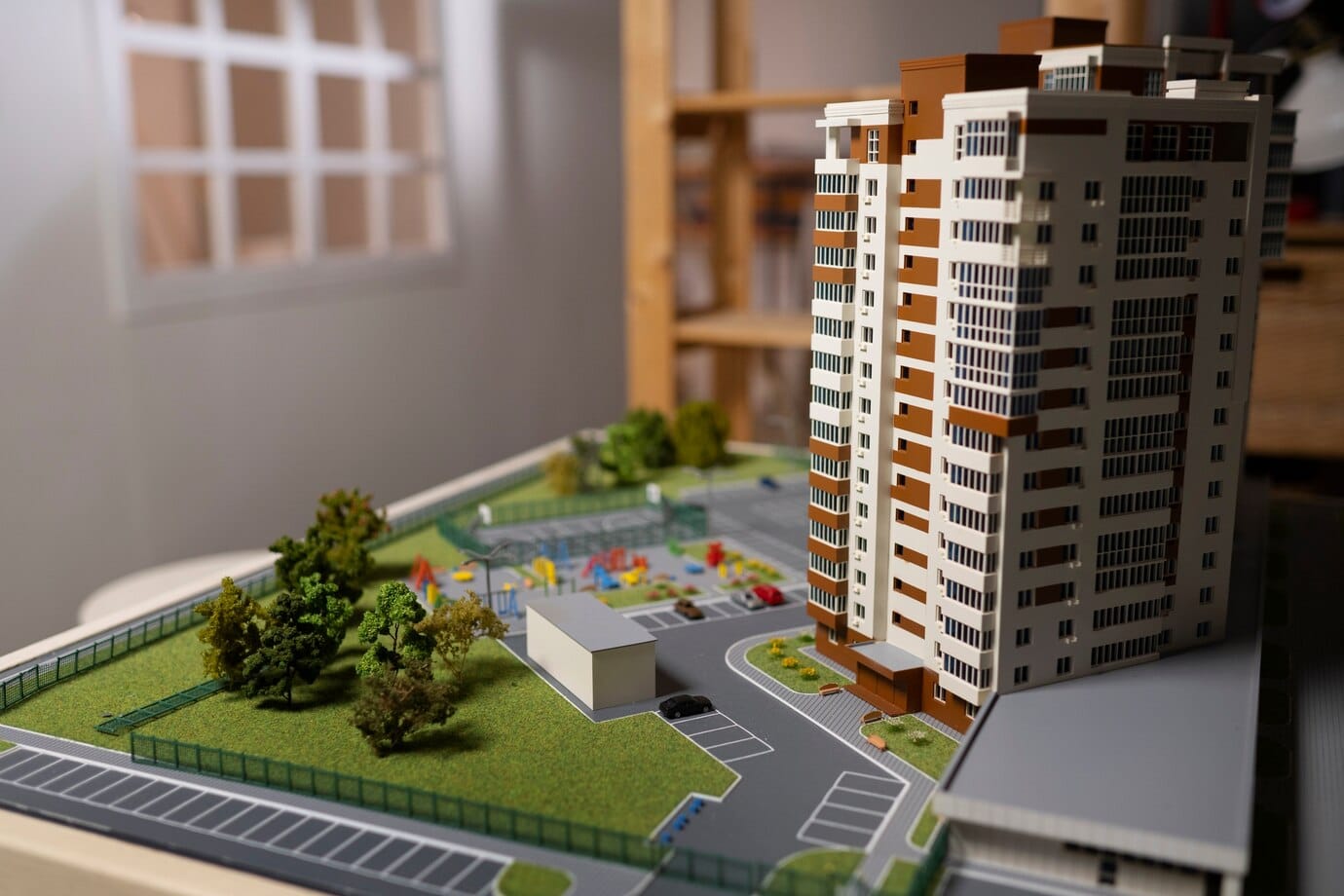 cenografo-no-trabalho-dentro-de-casa_23-2149836942